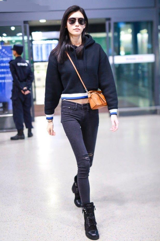 奚梦瑶穿烂大街牛仔裤,轻松凹"漫画腿",鞋带开了好怕她又摔!