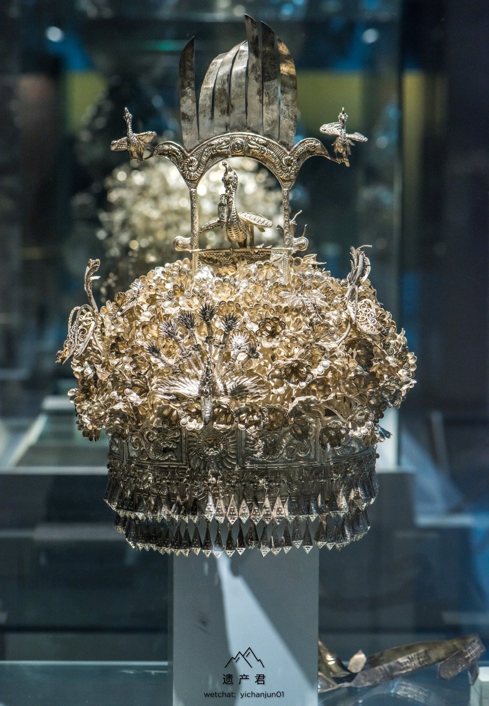 北京服装学院民族服饰博物馆藏· 苗族银凤冠|博物馆|凤冠|蜻蜓_新浪