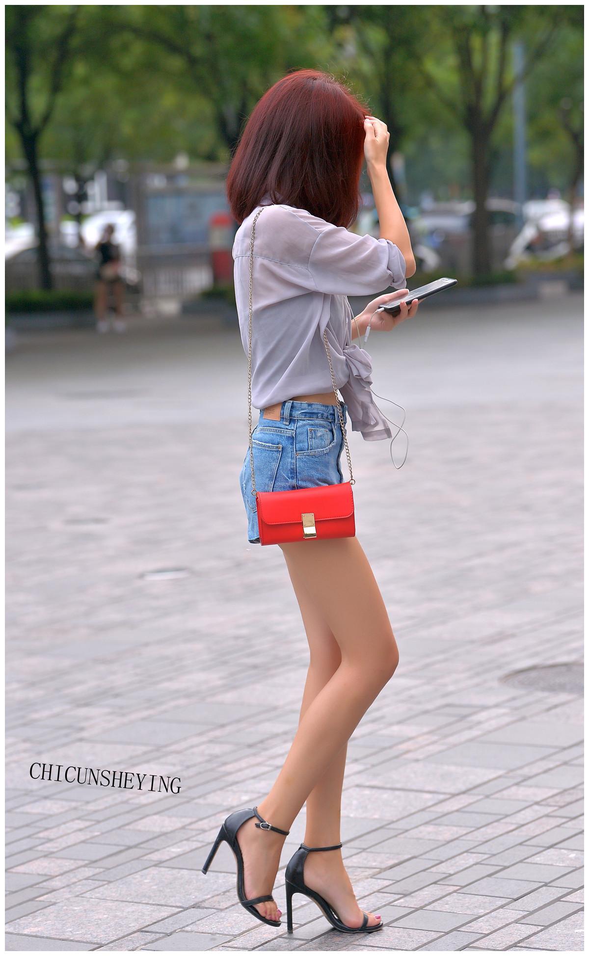 牛仔短裤还你一双修长的美腿