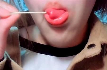 而且网上之前还流传过长舌女妖的事情,甚至很多人伸出舌头的时候都会