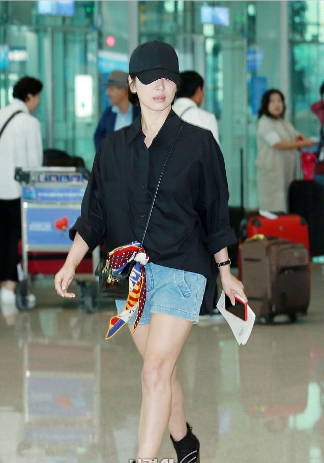 宋慧乔身着黑色衬衫牛仔短裤现身机场 休闲造型彰显干练潇洒气质