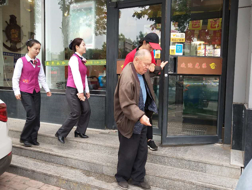 服务员帮助老人下台阶,这一幕真是太美了