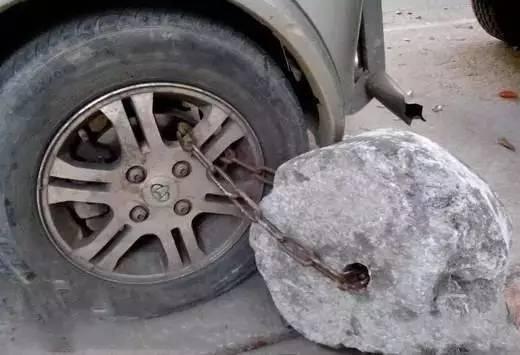 奇葩锁车方式火了,小伙神锁车,引来大波围观