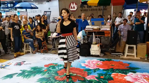 街头美女歌手翻唱《拥抱着你离去》太好听了,