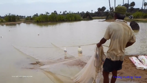 柬埔寨:两个小男孩用宝特瓶做陷阱,轻松捉到狠多小鲫鱼
