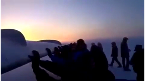 万米高空机窗脱落 川航客机今晨迫降成都 乘客