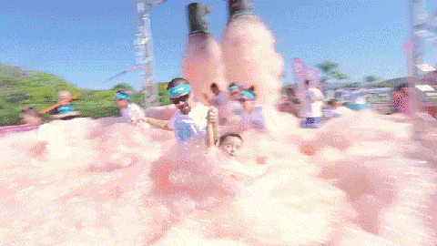 蓝天碧海观美景,呼朋引伴泡泡跑.地球最开心5公里就在山海广场