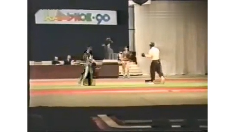 【壮男因抢车位挑衅散打教练,被踢躺地抽搐】