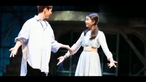 黄磊妻子孙莉晒多妹萌照 满嘴奶油笑容阳光灿