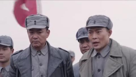 鬼子战壕里正吃着饭突然跳进来一个八路军小鬼