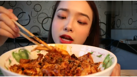 吃货哎呦阿尤吃麻辣拌,对它如此着迷,男友:迟早会被老板抢走!