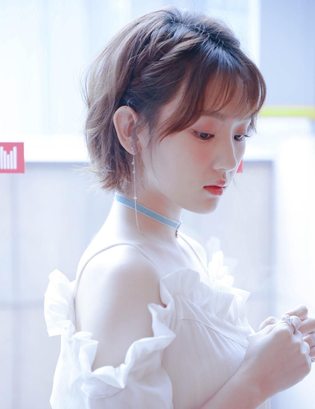 孙艺宁晒海边美照,红配绿连衣裙清新自然,性感程度堪比奚梦瑶