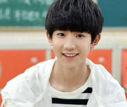 这是王源刚出道的时候发型,齐刘海显得稚嫩可爱型,有种邻家小哥哥的