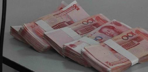 男子的手机被小偷偷走, 小偷给了他五万块钱问他要解锁密码!