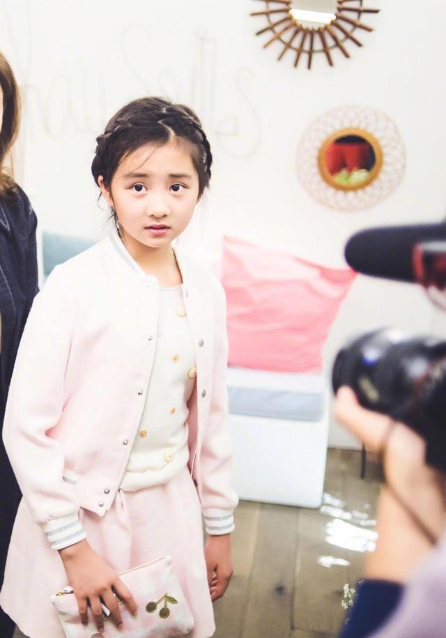 11岁黄多多长成美貌少女 黄磊夫妇骄傲晒女儿美照