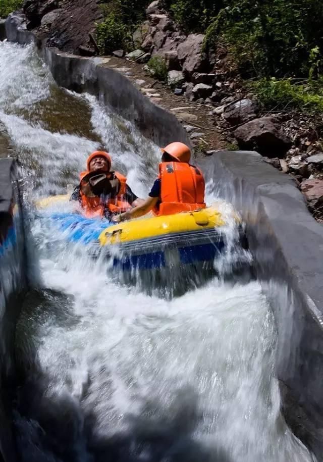 去雾灵西峰体验高山漂流滑水, 感受刺激与清凉