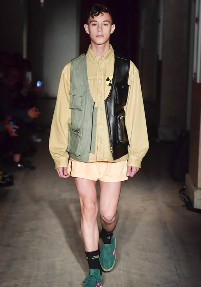 伦敦男时装周小贝绅士现身,但秀场内骚气的小裙子是怎么回事?