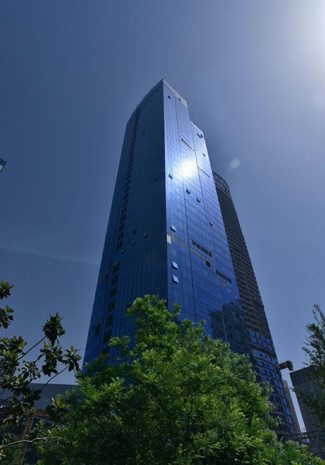 洛阳正大国际广场音乐喷泉旁的现代建筑