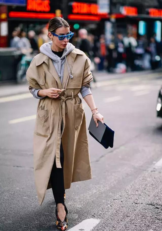 想在冬季穿得保暖时髦又有型有大衣和卫衣搭配就够了