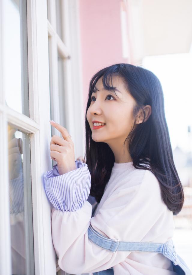 "盒饭学姐"张艺馨玩转童趣 清纯可人嫩出水