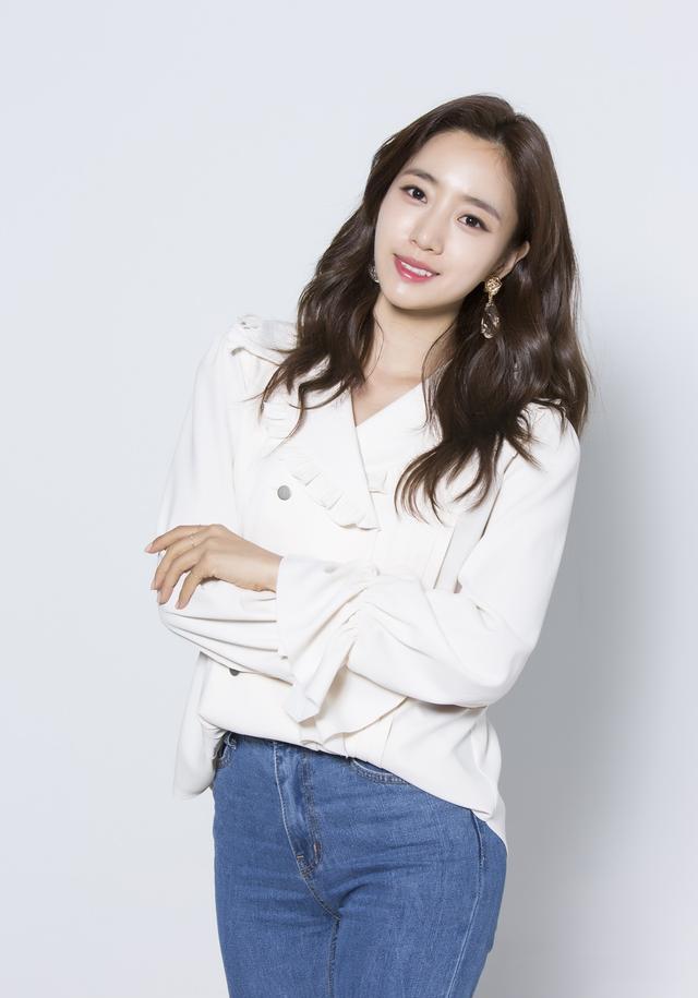 她8岁就以儿童演员身份出道,是tara的第一任队长|咸恩静|队长|儿童