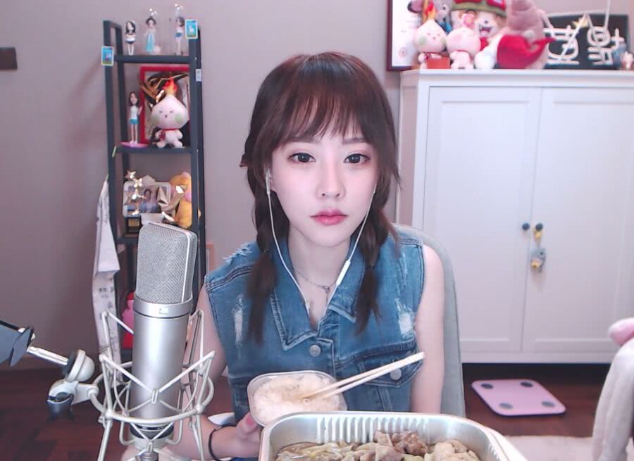 她就是冯提莫,被网友称为"斗鱼一姐",最初她只是