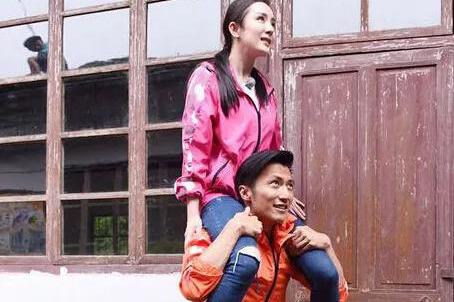 杨幂玩华晨宇带子与头发,骑在谢霆锋脖子上,这