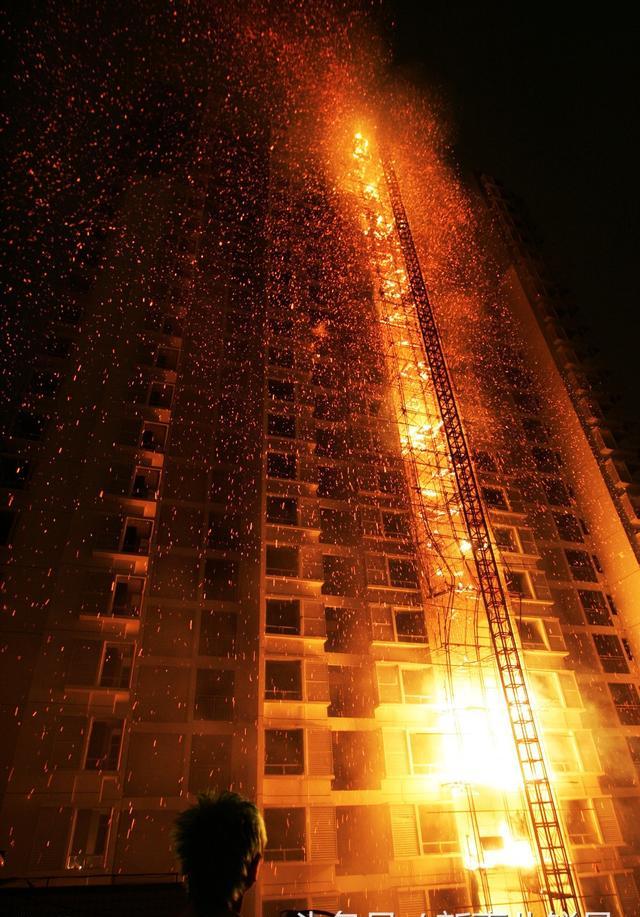 而随着城市的快速发展,高层建筑越来越多,高层建筑失火容易,逃生却是