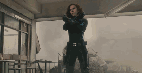 并帮助复联解决了诸多内外部争端,比如安慰和平复"易躁"的绿巨人,说服