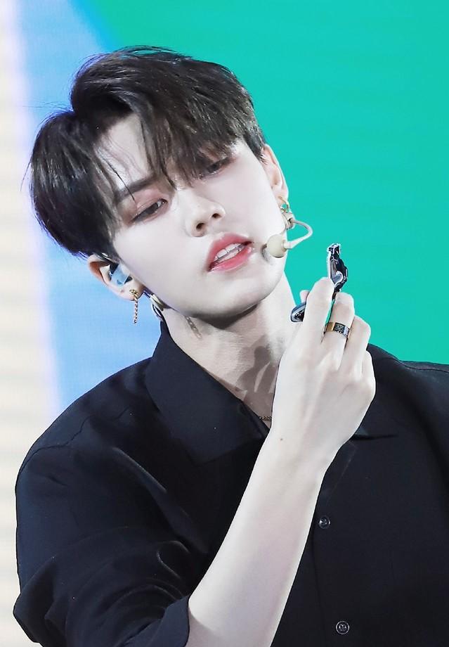 林彦俊最新机场照条纹衬衣牛仔裤暴露长腿基因网友弱不禁风