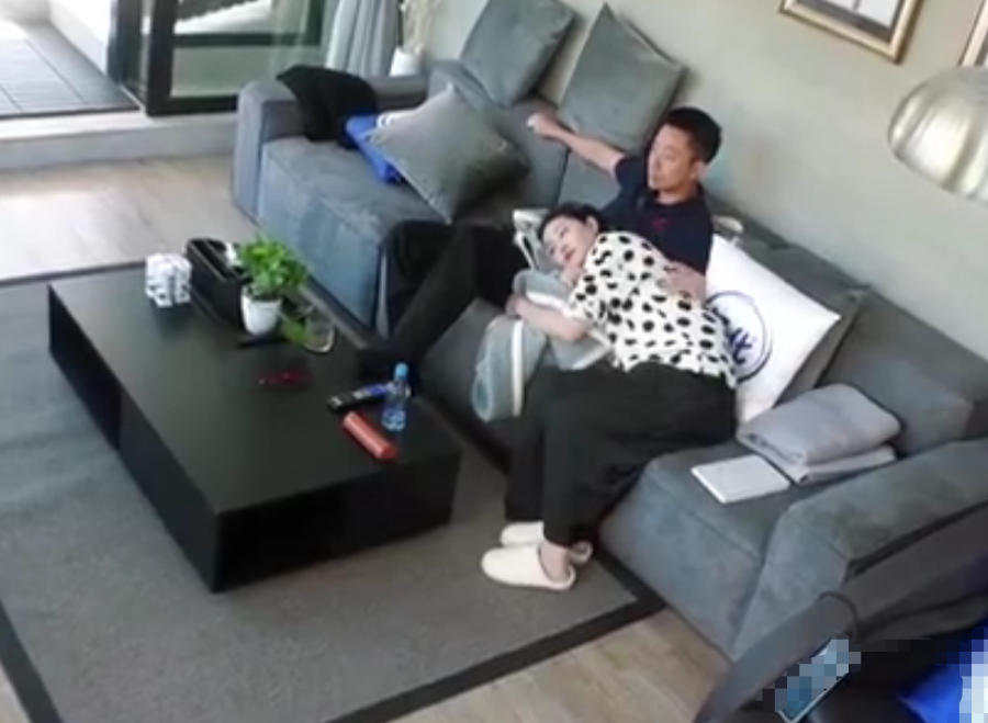 随后汪小菲就把大s牵到了沙发上,俩人一起坐下.