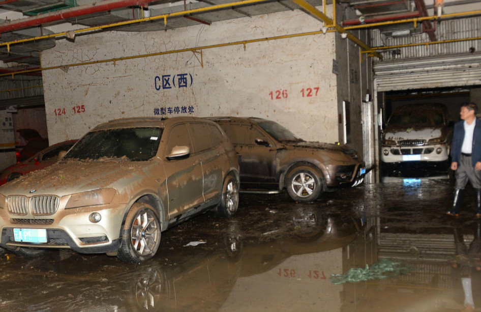 一场大雨车库被淹,等车子被拖出时,车主们的心都碎了