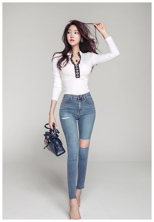 身材修长的牛仔裤美女,绽放出满满的青春气息!