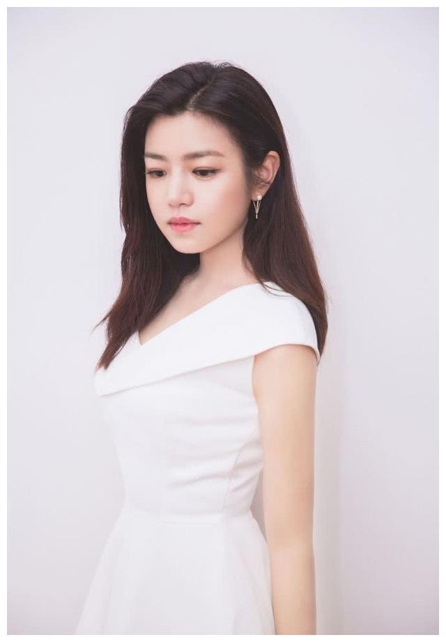 陈妍希穿白色连衣裙重返二十岁少女路线很养眼陈晓太幸福了