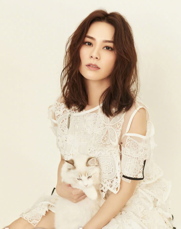 阿娇钟欣潼晒美照,穿睡衣抱宠物猫坐在沙发上,一副居家贤妻模样