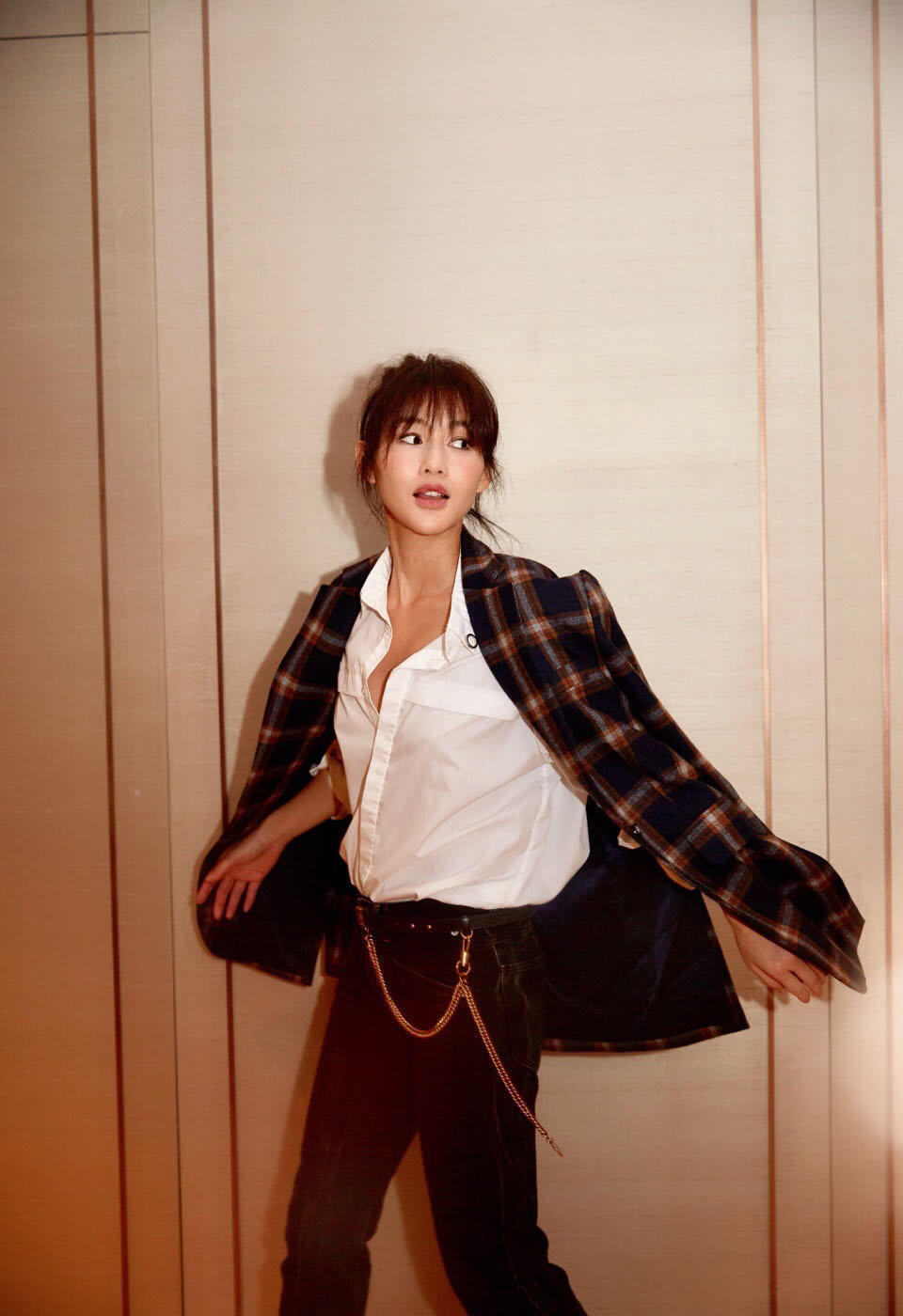 陈燃真厉害,深v穿的衬衫帅气的美,网友:没料还敢这么穿