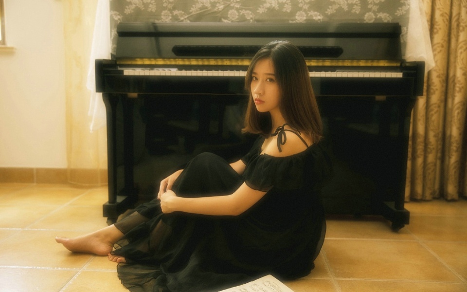 钢琴气质美女黑裙安静养眼写真集 @微相册 @微博摄影