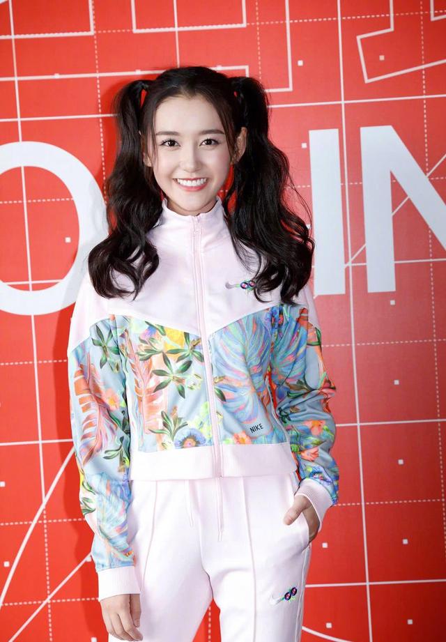 蒋依依一身粉嫩运动休闲装出席活动,扎双马尾清纯可人!