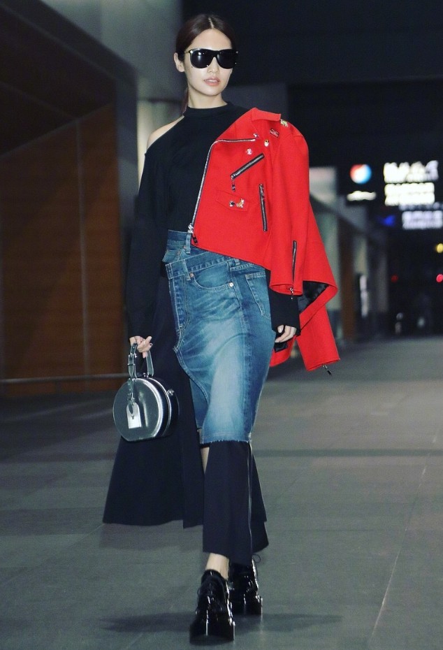 杨丞琳真随意,穿两条不同的裙子还缝成这样,难道是李荣浩缝的?