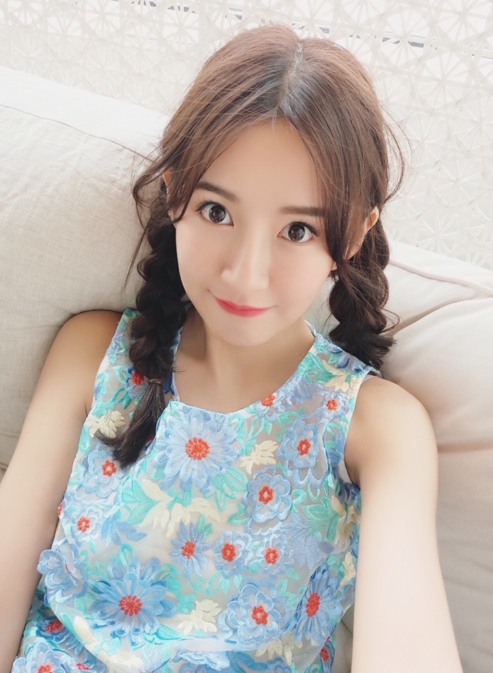 张子萱各种街拍青春感十足,一点也不像宝妈