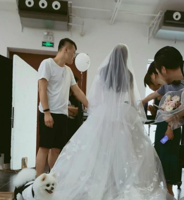 张馨予婚纱照花絮曝光,一个细节惹网友怒赞,何捷真是娶对人!