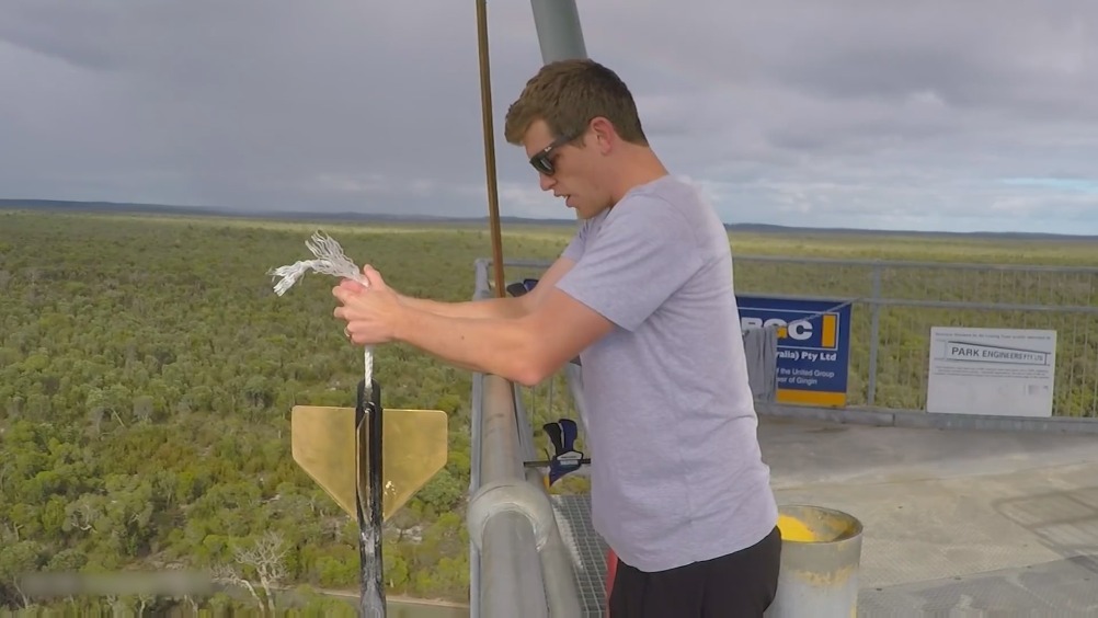 从45米的塔上扔一个巨型飞镖,能把地面的1500张纸击穿吗?