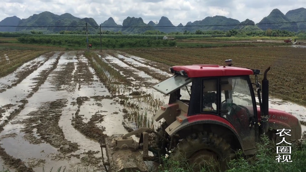 农村全是机器化了,耕田都是这种几十万的农机,效率提高很多