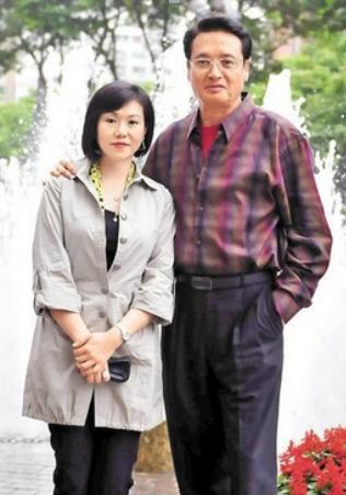 69岁秦祥林全家近照,与林青霞苦恋十年,如今移居美国生活