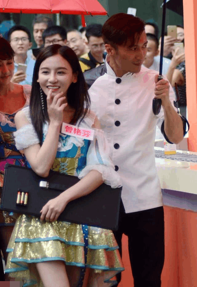 谢霆锋主动帮粉丝撑伞,粉丝的长相已经出卖了一切