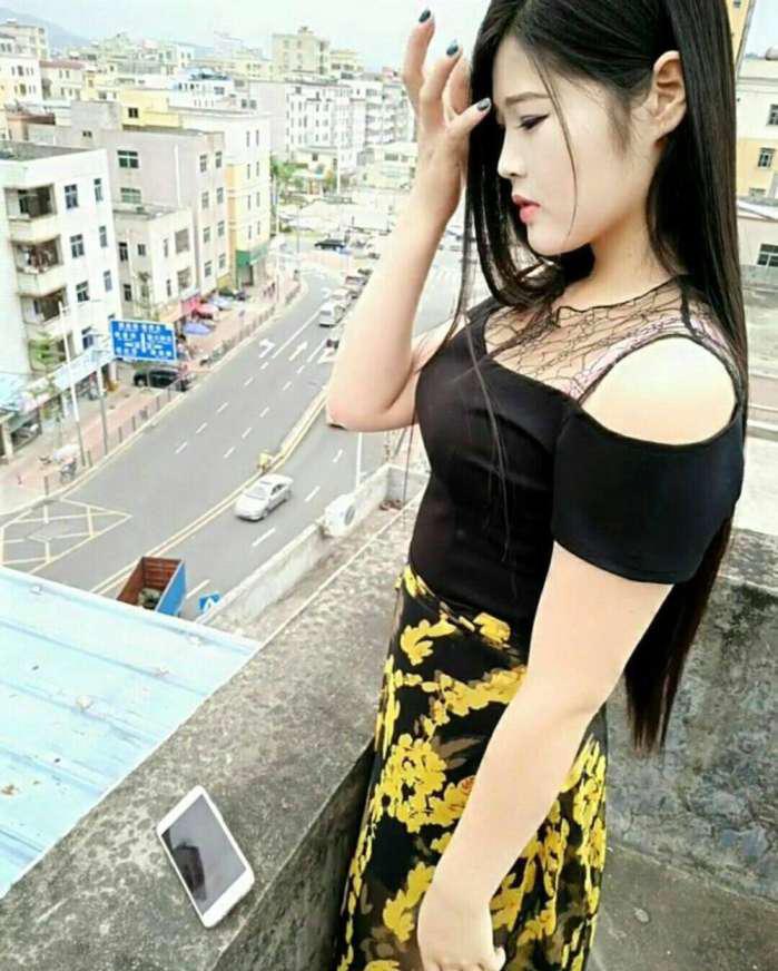 路人街拍天台上黑裙亭亭玉立的小姐姐性感清新小胸脯挺的高呀