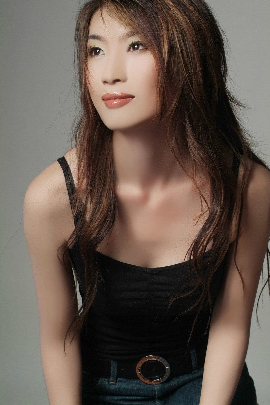 一个那长发飘逸的青涩美丽女子