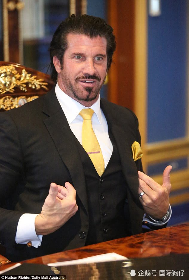 妻妾成群的澳洲土豪考虑竞选市长,一直过着"一夫多妻"生活