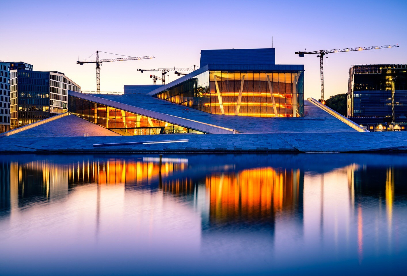 忙里偷闲,一大早到来市中心拍几张地标建筑.图一