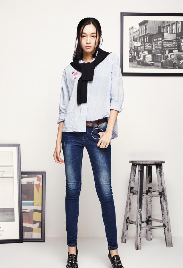 8的大长腿.黑色吊带,白色t恤,都可以完美搭配!